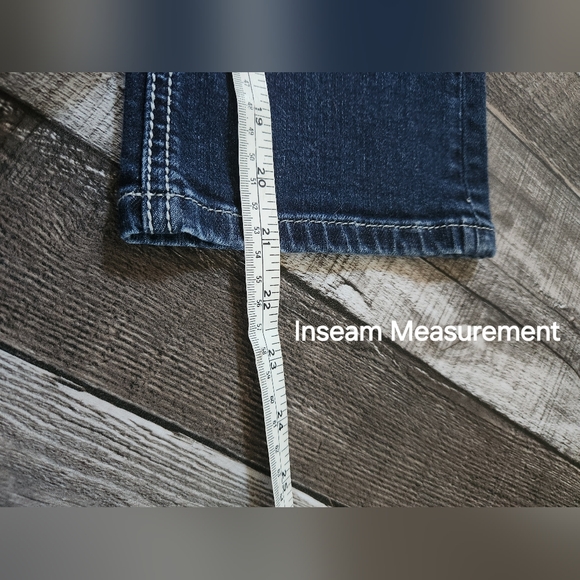 L.A Idol Denim Cropped Capris - Picture 3 of 12